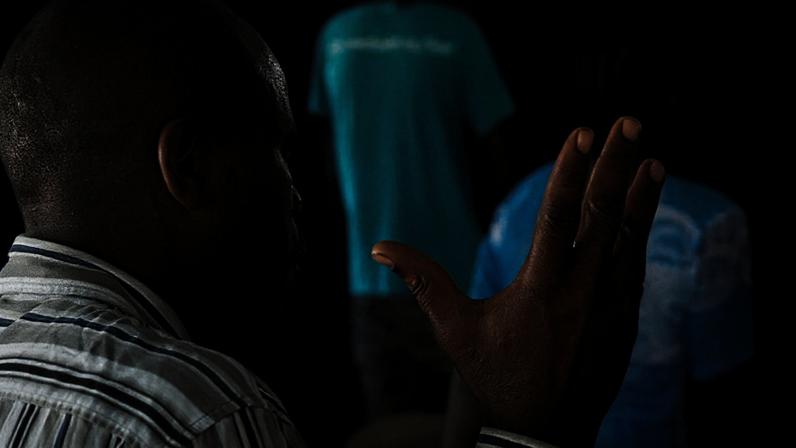 Cristãos durante culto em Uganda.