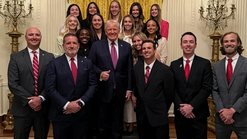 Foto de Trump ofusca equipe feminina de tênis e provoca reação