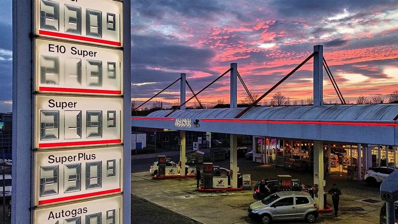 UE: preços de petróleo e gás não voltam ao normal mesmo com fim da guerra no Irã