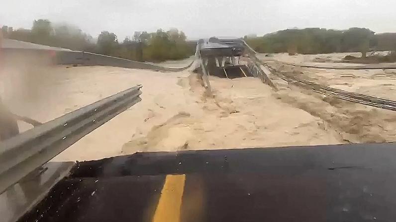 Nevascas e chuvas fortes deixam moradores presos em casa na Itália