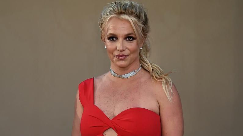Britney Spears entra em clínica de reabilitação semanas após DUI alegado