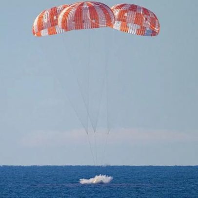 Astronautas da Artemis II retornam à Terra após viagem ao redor da Lua