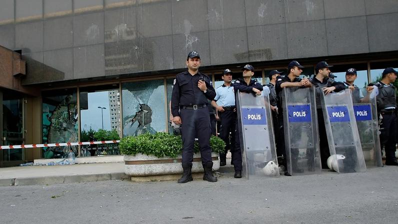ARŞİV: Riot police stand in front of the damaged entrance of a building near the Israeli Consulate in Istanbul on Monday, 31 May 2010.