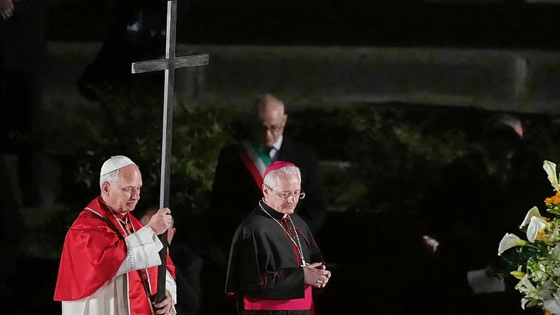 Pope Leo XIV proíbe o uso da cruz na procissão completa da Sexta-Feira Santa