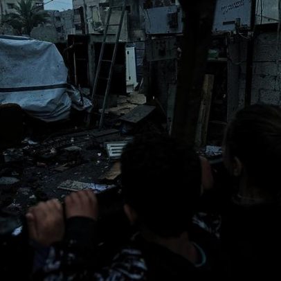 Ataques aéreos israelenses deixam mortos em Al-Shati e no hospital Al-Shifa