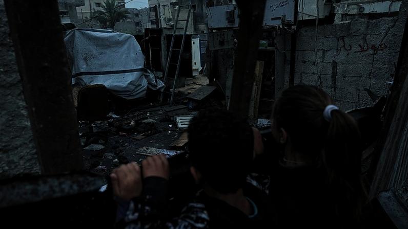 Ataques aéreos israelenses deixam mortos em Al-Shati e no hospital Al-Shifa