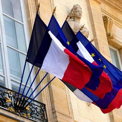 França remove bandeira da UE de edifícios públicos; legalidade é questionada