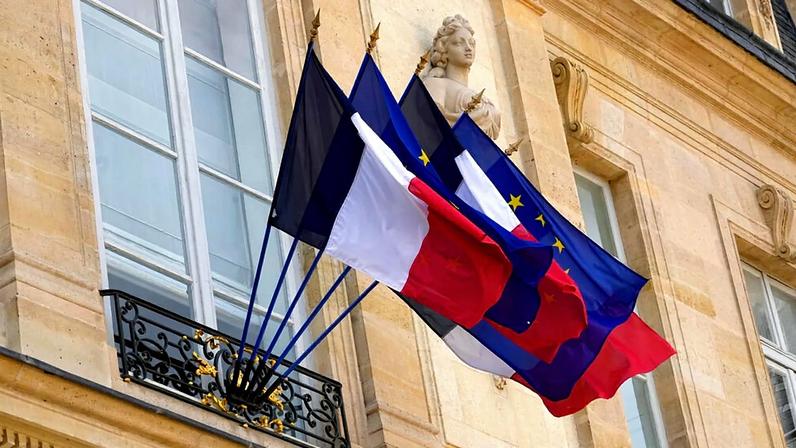 França remove bandeira da UE de edifícios públicos; legalidade é questionada