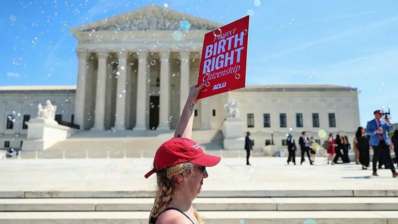 Suprema Corte dos EUA duvida de plano de Trump para limitar cidadania por nascimento