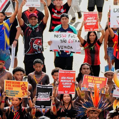 Indígenas em Brasília entram no terceiro dia de marcha por terras