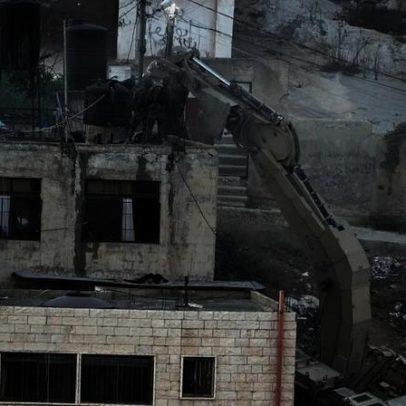 Checagem de fatos: vídeo mostra soldados israelenses empurrando corpos telhado