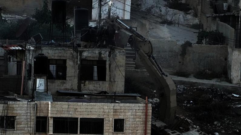 Checagem de fatos: vídeo mostra soldados israelenses empurrando corpos telhado