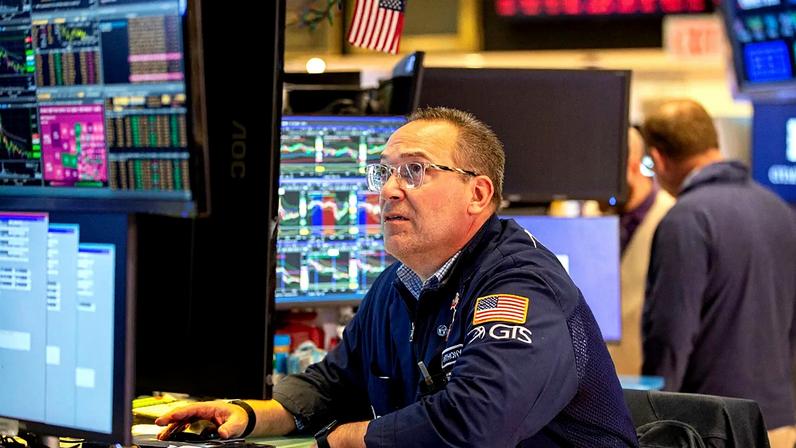 Petróleo acima de 97 dólares novamente, mercados veem dúvidas sobre cessar-fogo