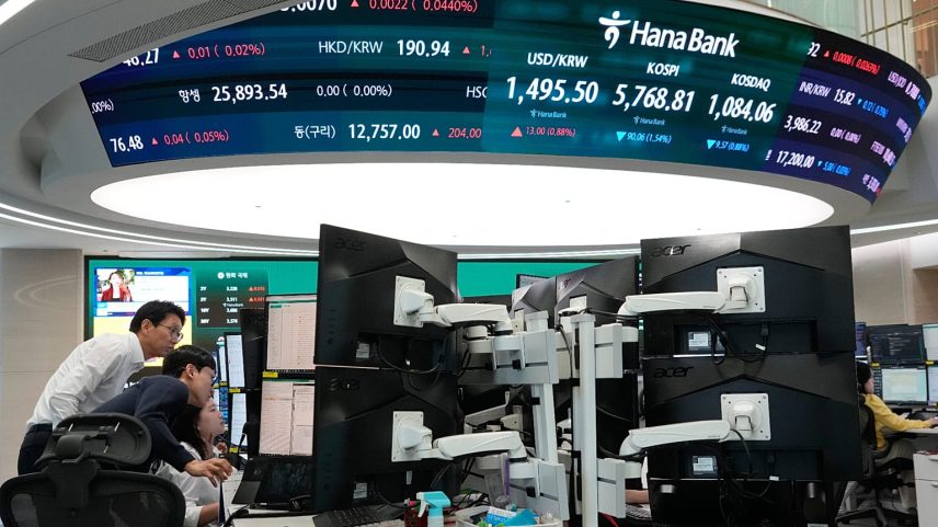 Currency traders watch monitors at the foreign exchange dealing room of the Hana Bank headquarters in Seoul, South Korea. 13 April 2026