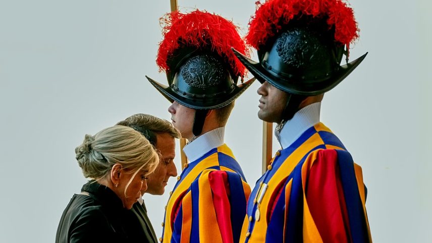 Macron e o Papa Leão XIV têm primeira reunião no Vaticano