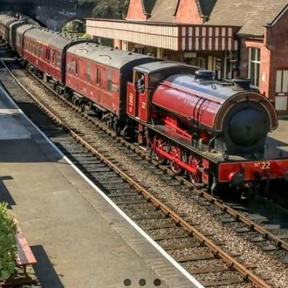 Trem britânico de fish and chips mistura nostalgia, sabor e ambiente praiano