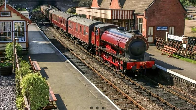 Trem britânico de fish and chips mistura nostalgia, sabor e ambiente praiano