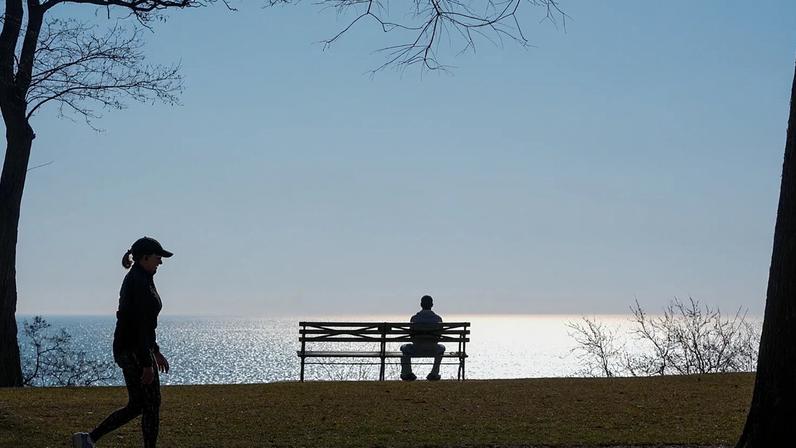 A sensação de solidão pode importar mais que o isolamento real, aponta pesquisa