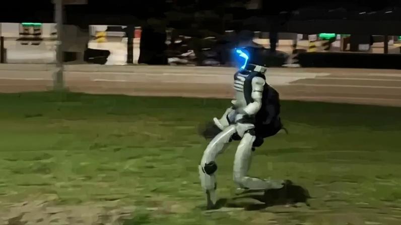 The hero of the video published is Edward Warchocki, a humanoid robot produced in China, whose bubbly personality is a Polish creation.
