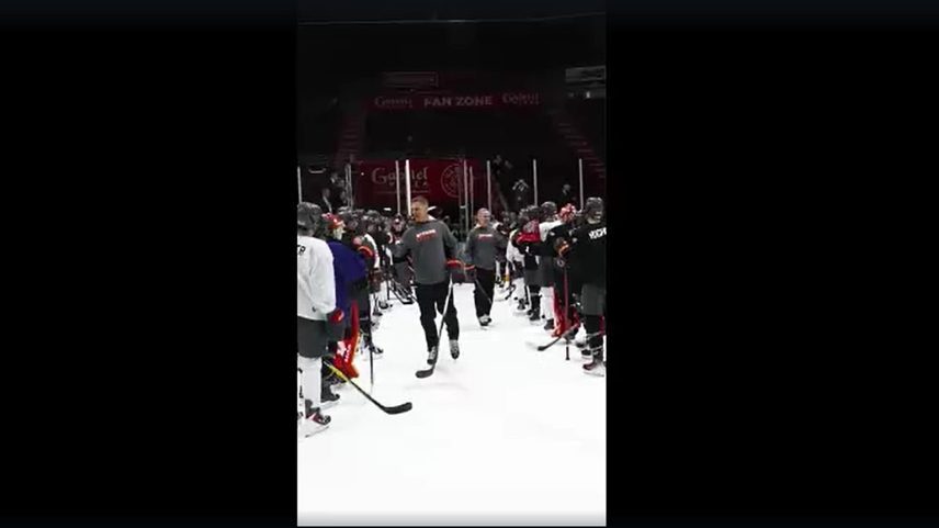 Carney e Stubb jogam hóquei durante visita oficial