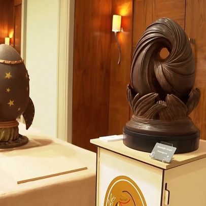 Bélgica transforma chocolate de Páscoa em escultura gigante comestível
