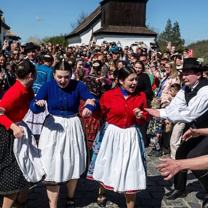 Tradição húngara da Páscoa em Hollókő envolve molhar mulheres com água