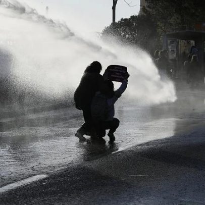Vídeo mostra polícia dispersando protesto em Jerusalém contra lei de pena de morte