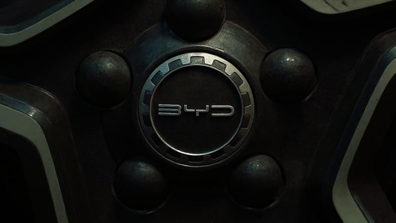 Péter Magyar navega entre Bruxelas e Pequim no comércio com a China