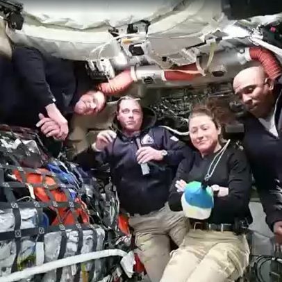 Astronautas da Artemis II relatam vistas deslumbrantes no espaço rumo à Lua