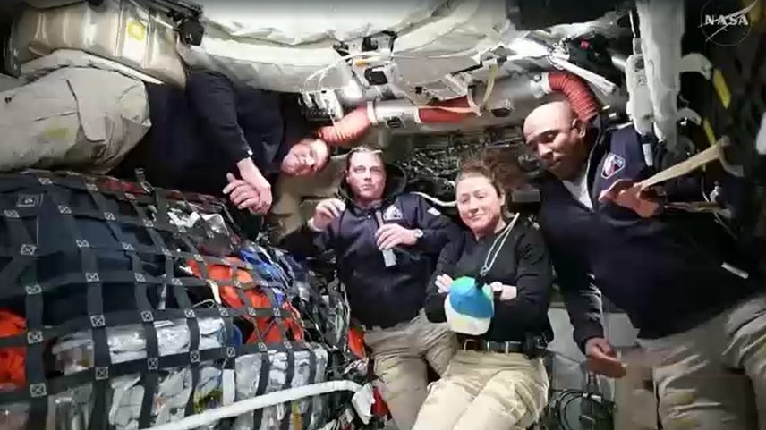 Astronautas da Artemis II relatam vistas deslumbrantes no espaço rumo à Lua