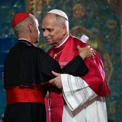 Pope Leo XIV celebra missa em basílica encharcada pela chuva na Argélia