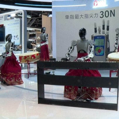 Robôs humanoides boxeiam e se apresentam na feira de IA e robótica de Hong Kong