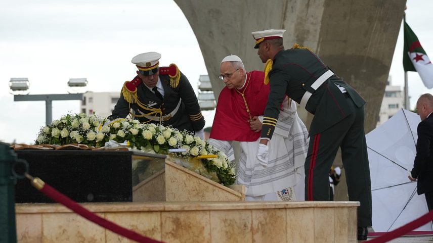 Pope visita Argélia e pede perdão e reconciliação histórica