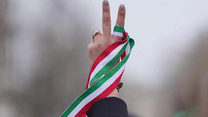 Cinco jovens vão a julgamento na Suécia por ataque a dissidente iraniano