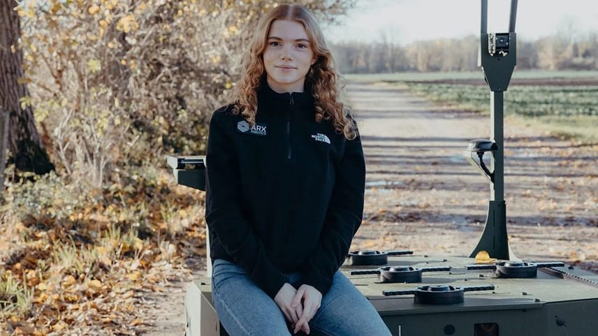 Jovem alemão mistura uniformes e terno para moldar a segurança europeia