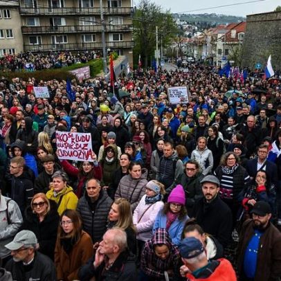 Multidão em Bratislava rejeita plano de Fico para eliminar voto no exterior