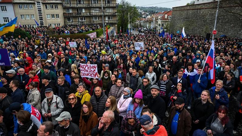 Multidão em Bratislava rejeita plano de Fico para eliminar voto no exterior