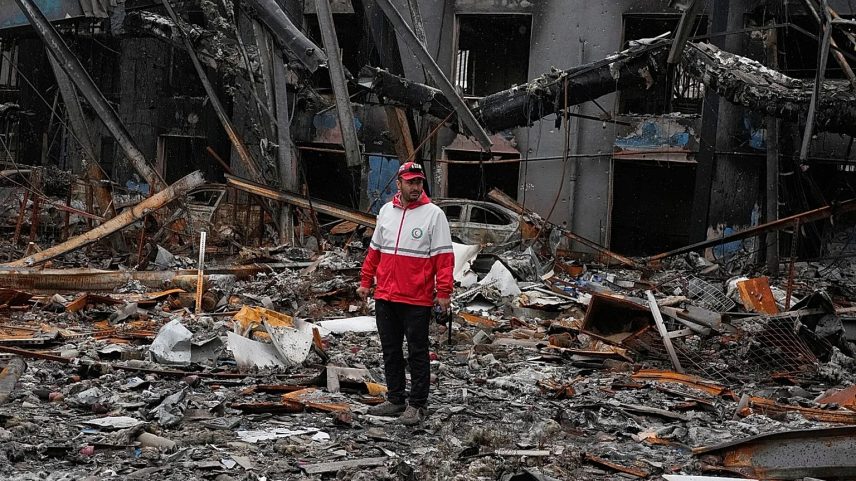 A member of the Iranian Red Crescent Society stands at an auto service centre in Tehran, 28 March, 2026