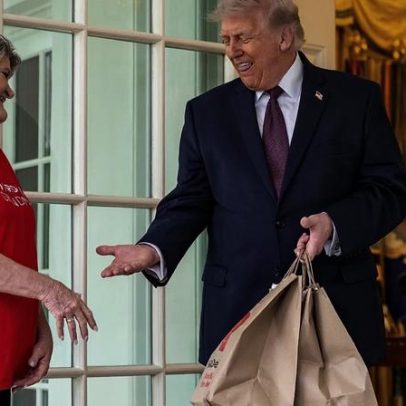 Trump usa encenação no Escritório Oval para promover nova dedução de gorjetas