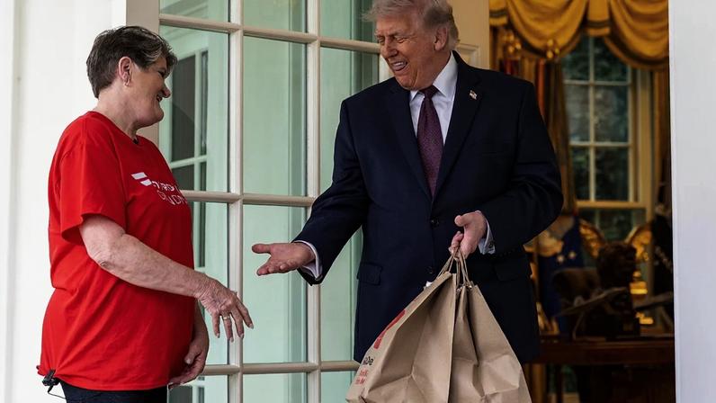 Trump usa encenação no Escritório Oval para promover nova dedução de gorjetas