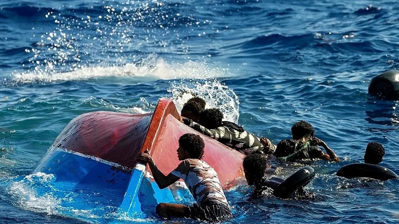 Decenas de mortos em naufrágios de migrantes na costa italiana e turca