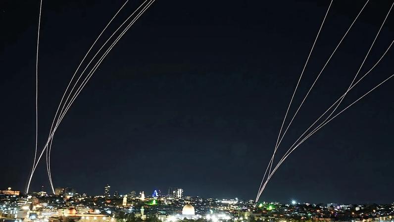 Irã lança maior salvo de mísseis em três semanas contra Israel, dizem oficiais