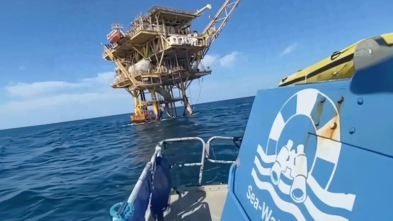 Sea-Watch resgata 44 migrantes de plataforma abandonada no Mediterrâneo