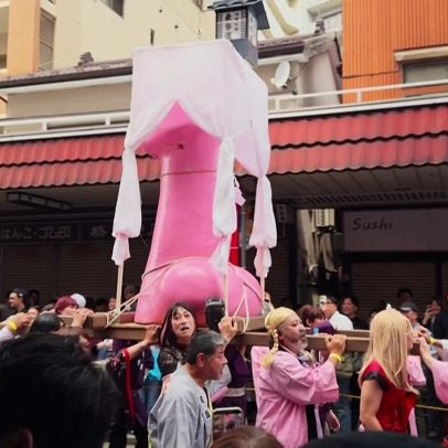 Desfile com símbolos fálicos gigantes ocorre no festival de fertilidade do Japão