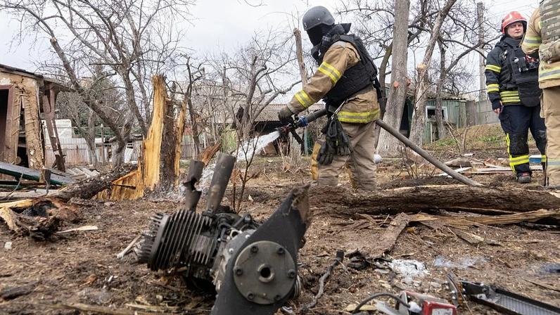 Rússia lança grande ataque com drones na Ucrânia; negociações de paz estagnam