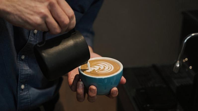 Duas a três xícaras de café por dia reduzem o risco de transtornos mentais