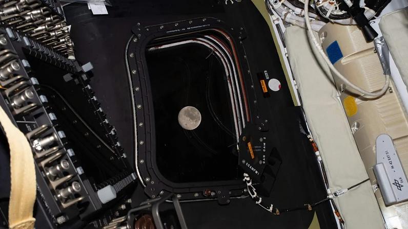 Equipe de Artemis II retorna à Terra após recorde histórico de passagem lunar