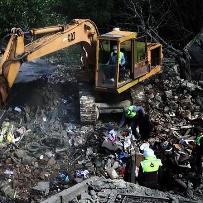 Líbano Cruz Vermelha analisa destroços após ataques aéreos atingirem ambulâncias
