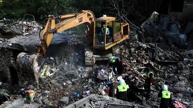 Líbano Cruz Vermelha analisa destroços após ataques aéreos atingirem ambulâncias