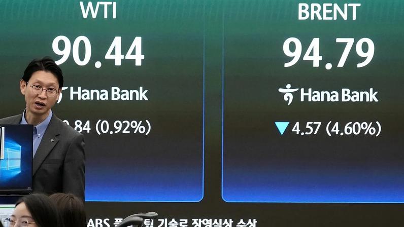 Preços do petróleo recuam em meio a esperanças de paz, impulsionando bolsa